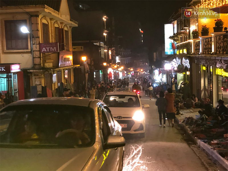 Chùm ảnh: Du khách thích thú tận hưởng khí lạnh ở thị trấn Sapa mờ sương vào dịp lễ 30/4